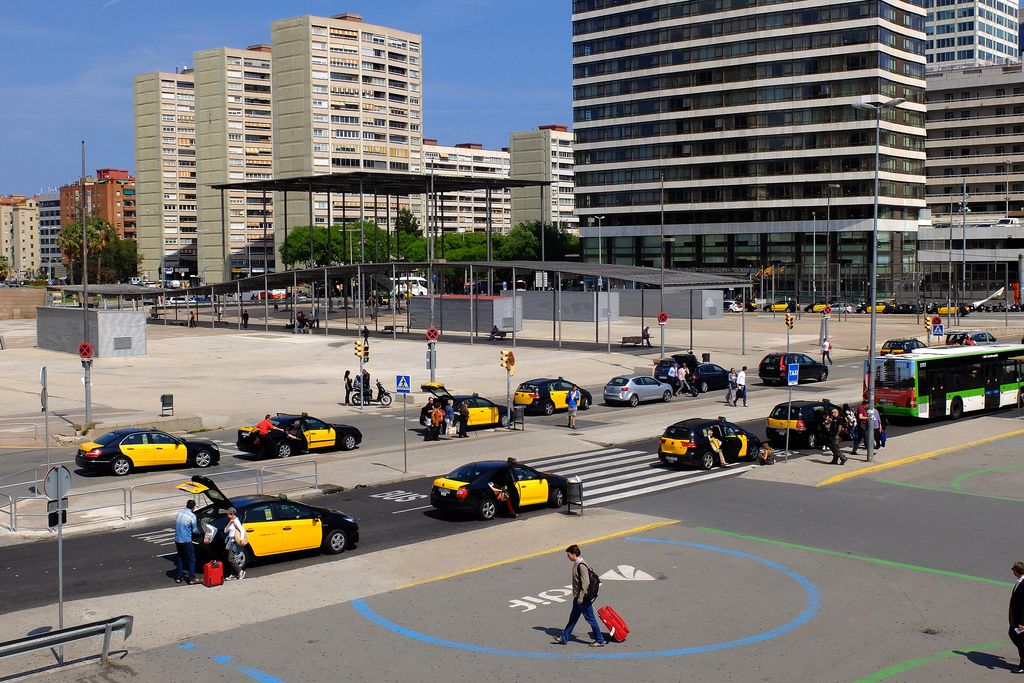 Plaça dels Països Catalans. Taxis