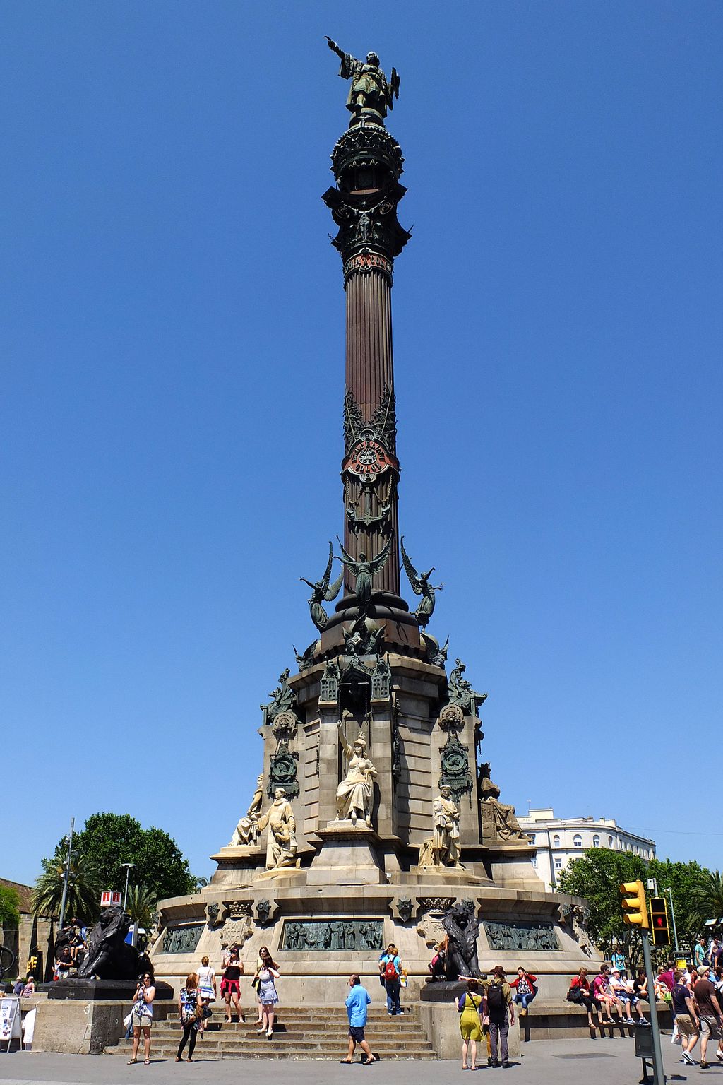 Monument a Cristòfor Colom amb visitants