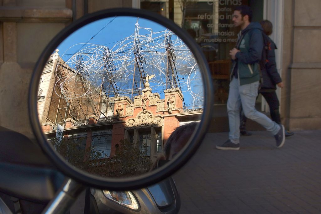 Escultura Núvol i cadira de la Fundació Antoni Tàpies vista a través d'un retrovisor