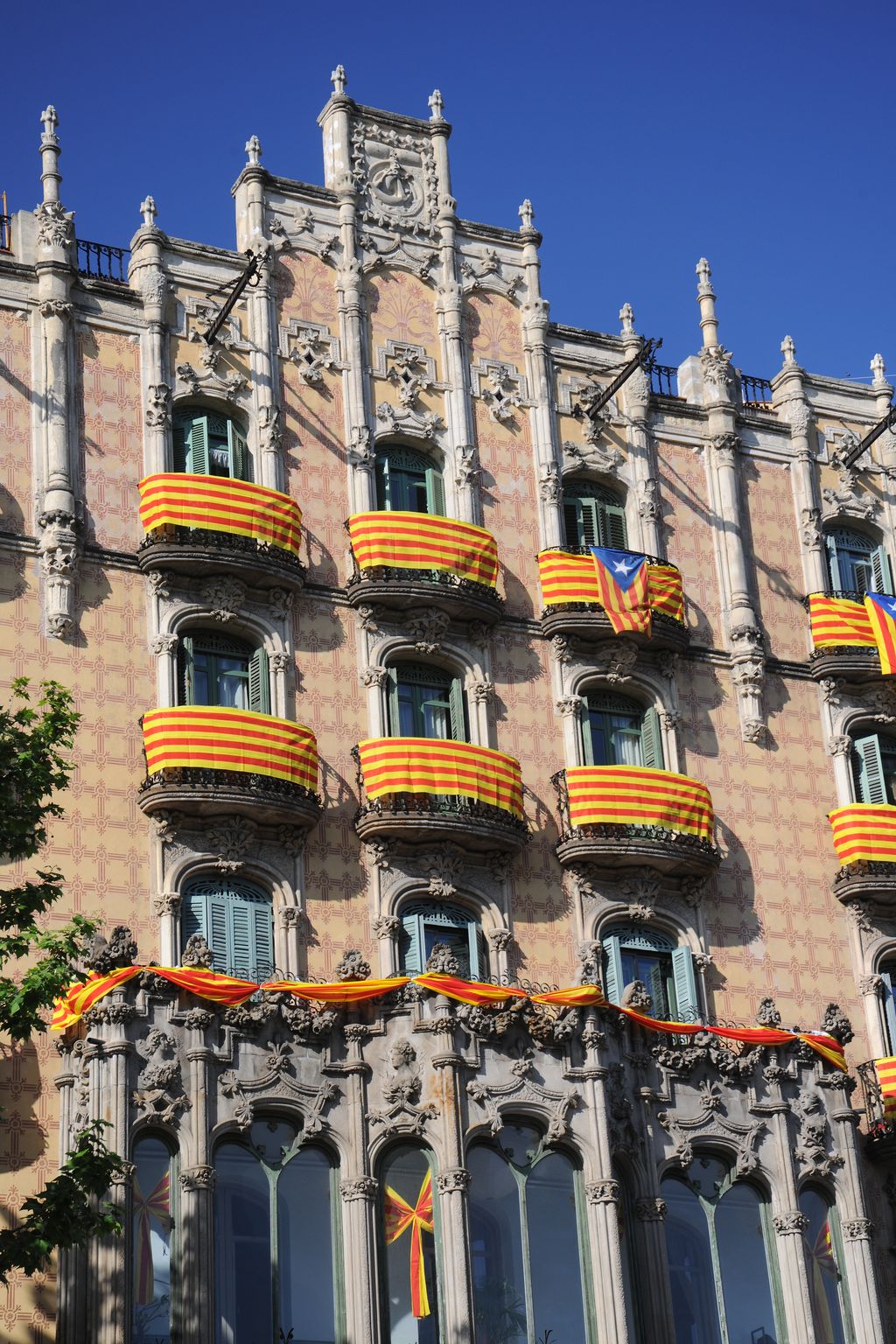 Casa Ramos amb la façana decorada per Sant Jordi