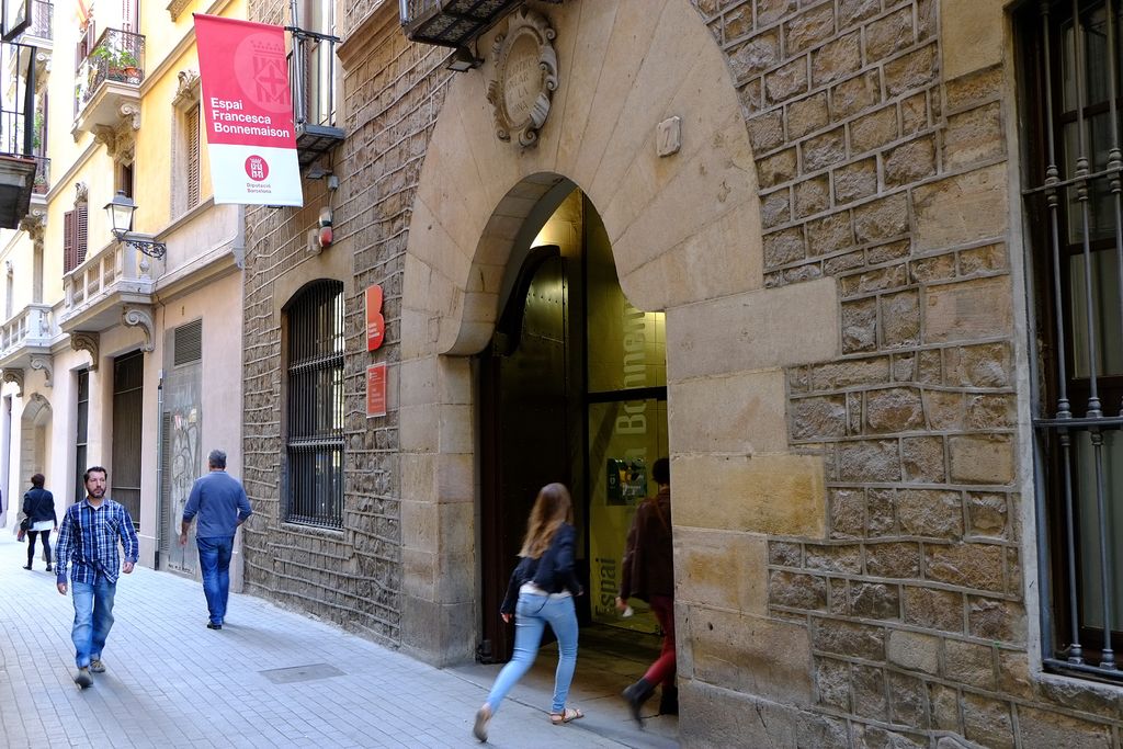 Biblioteca Francesca Bonnemaison. Porta d'accés i banderola de l'Espai Francesca Bonnemaison