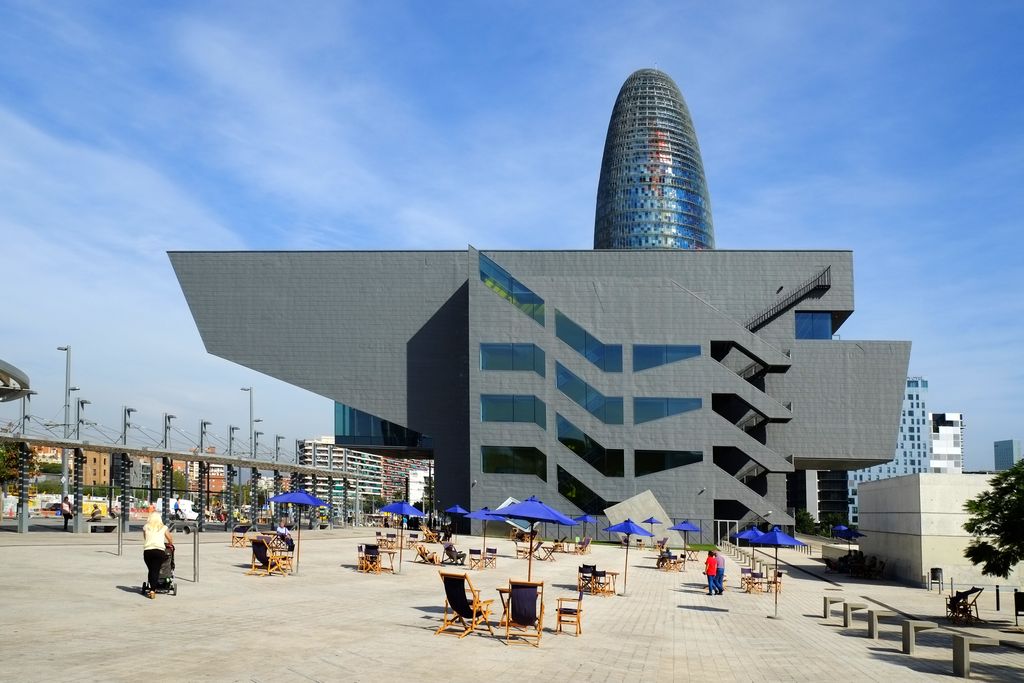 Exterior del Museu del Disseny - DHUB amb una zona de gandules