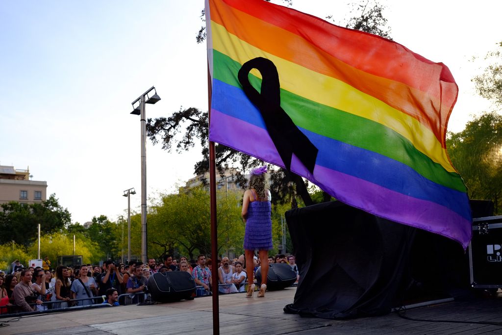 Commemoració del dia LGTBI. Actes a la plaça de la Universitat. Bandera de l'arc de San Martí