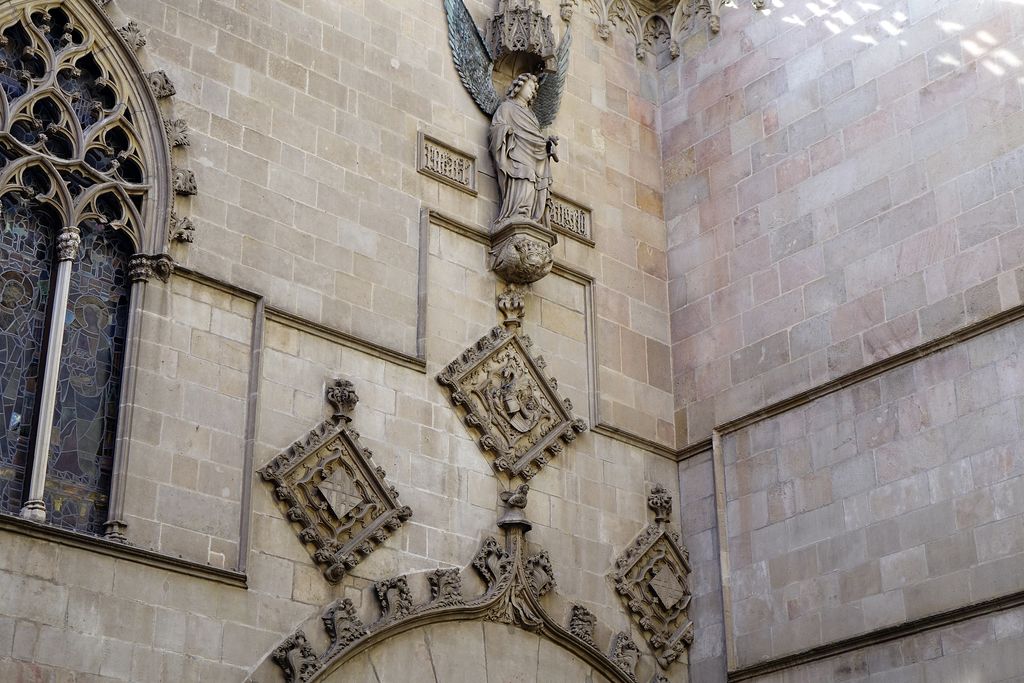 Escut del segle XIV a la Casa de la Ciutat i estàtua d'un àngel