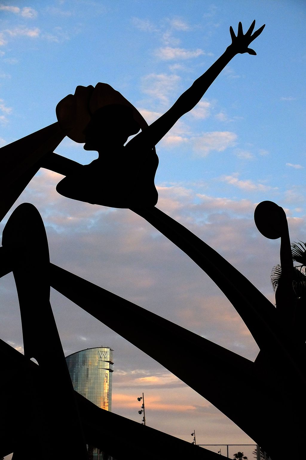 Escultura Homenatge a la natació al capvespre