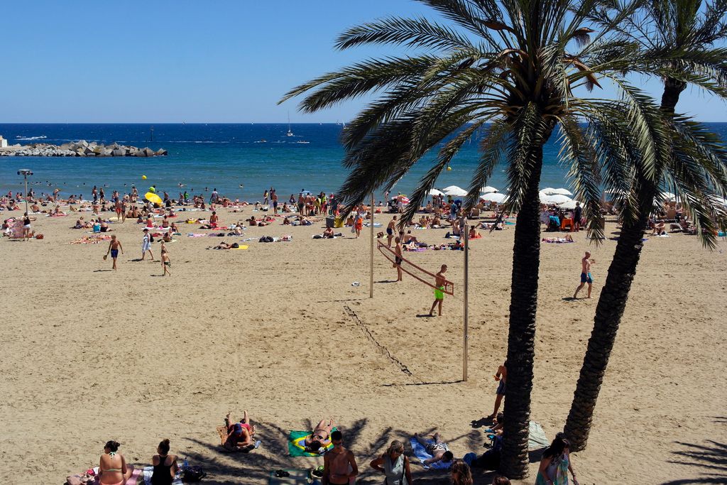 Platja del Somorrostro. Jugadors de voleibol de platja