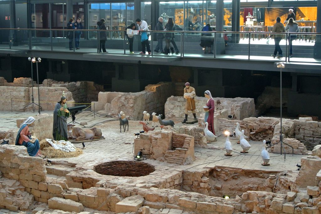 Pessebre a l'antic Mercat del Born, 2014, amb figures de gran format. Vista de conjunt