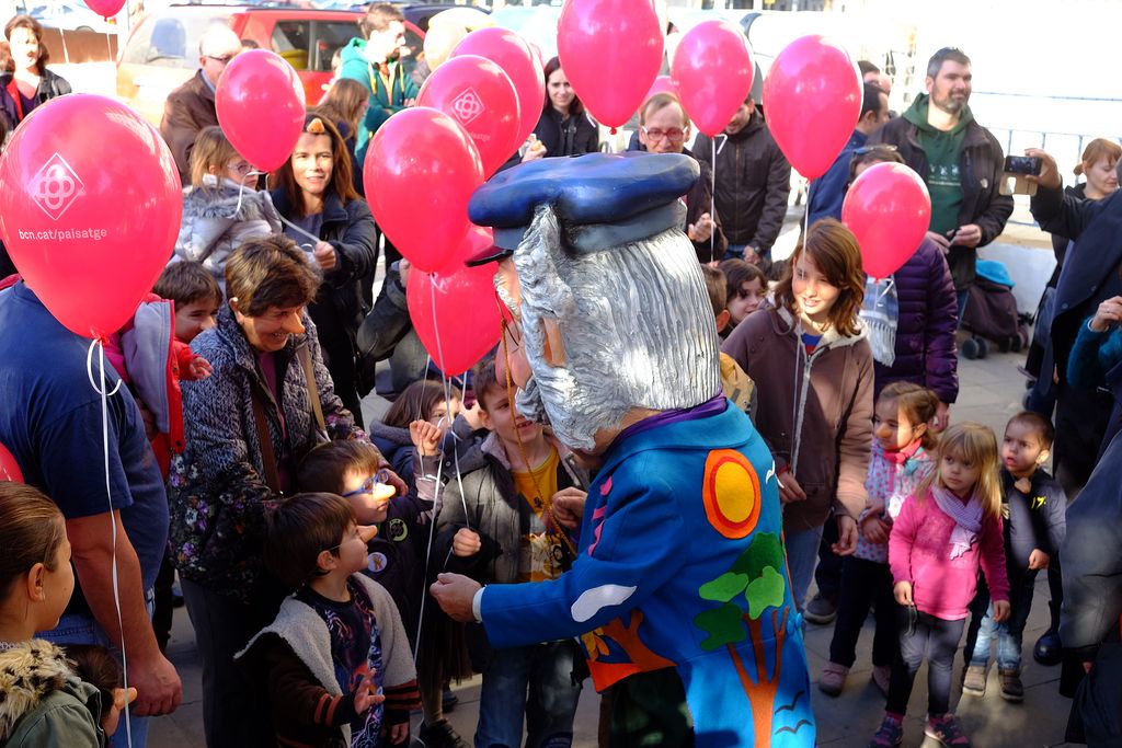 L'Home dels Nassos al Clot envoltat de nens amb globus