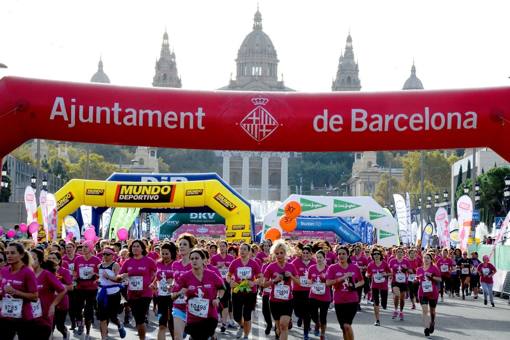 Cursa contra el càncer de mama. Participants a l'avinguda de la Reina Maria Cristina