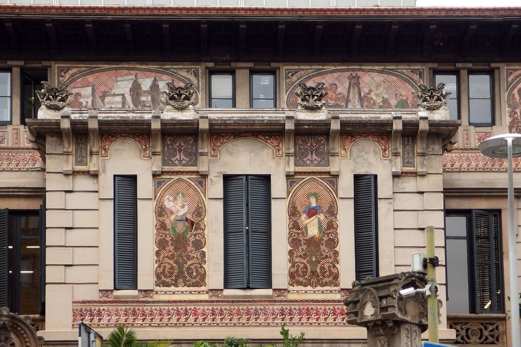 Palau Montaner. Detall dels pisos superiors amb els mosaics sobre la invenció de la impremta