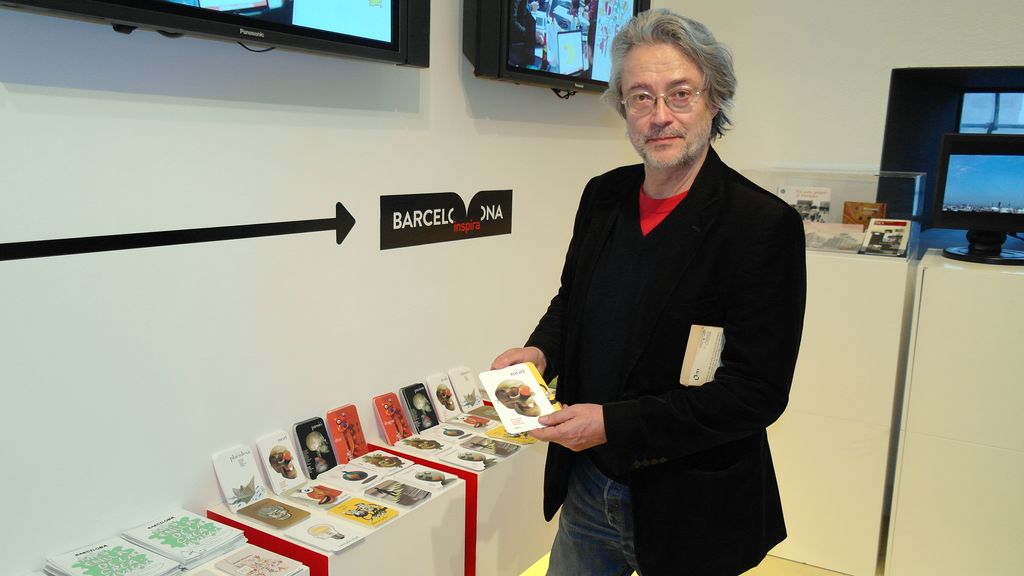 Exposició "Barcelona, més enllà de la creativitat" a la Sala Ciutat. Peret amb les Cartes Barcelona a la mà