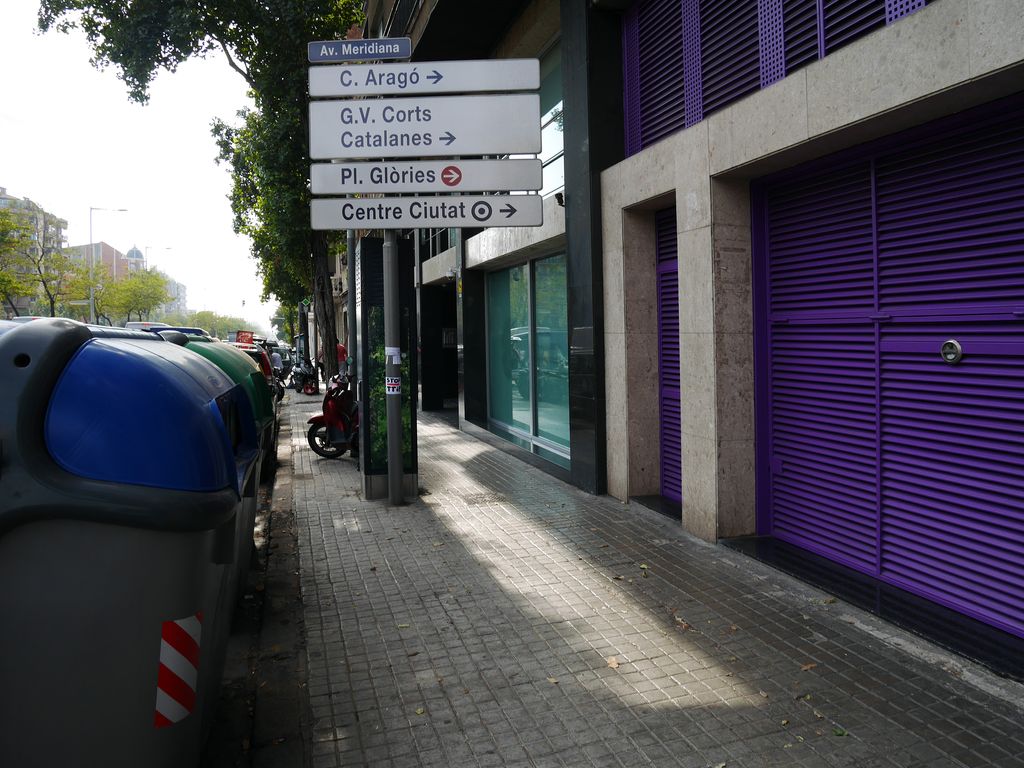 Avinguda Meridiana, tram entre Glòries i el carrer de València (cantó muntanya). Pal indicador de direccions