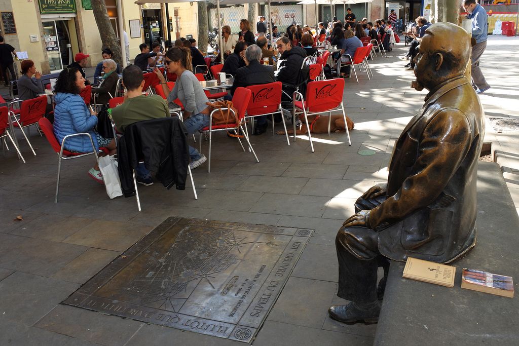 Plaça de Rovira i Trias. Escultura