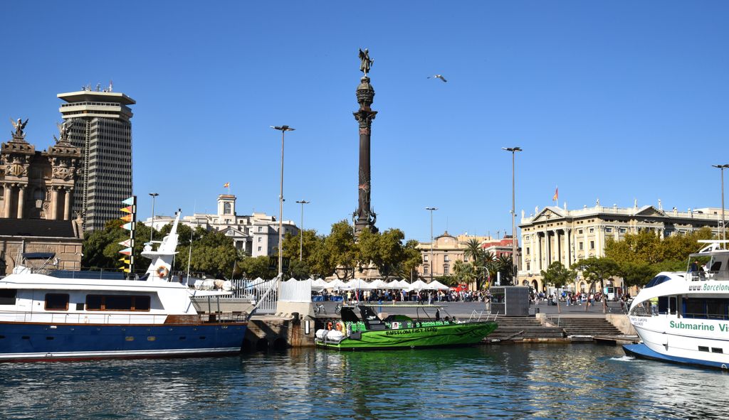 Port de Barcelona amb embarcacions amarrades