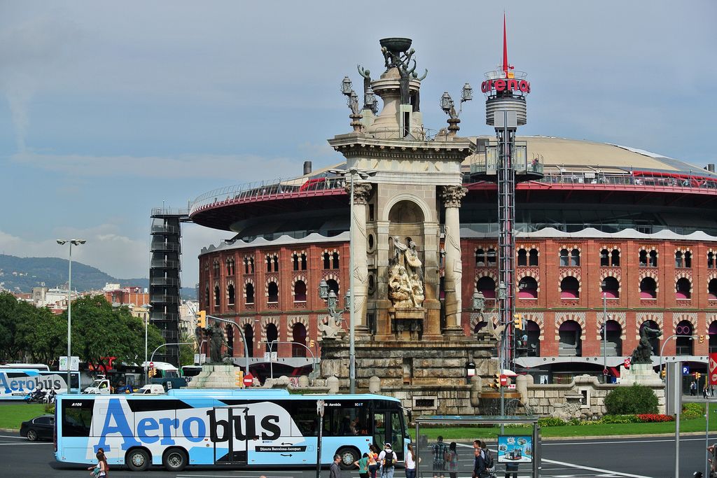 Aerobús circulant per la plaça d'Espanya