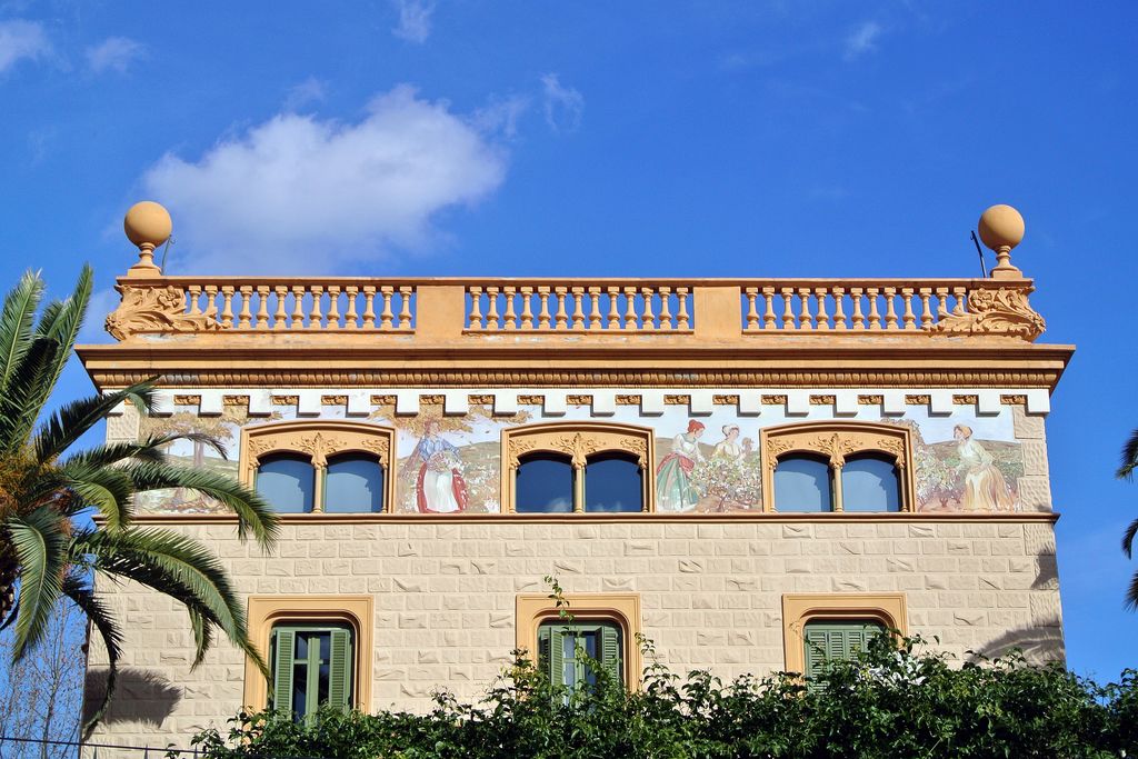 Torre d'Ignacio Portabella. Àtic i pintures murals representant la tardor a la façana