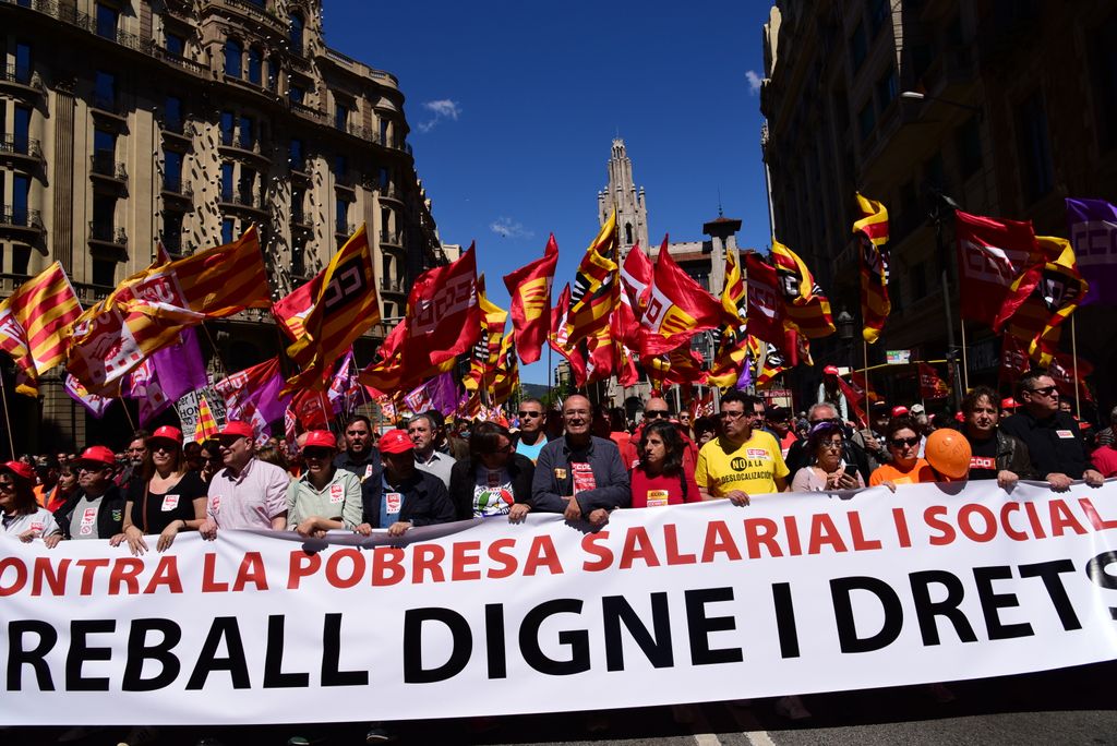 Día Internacional de los Trabajadores 2016. Manifestación con la pancarta con el lema "Contra la pobreza salarial y social. Trabajo digno y derechos"