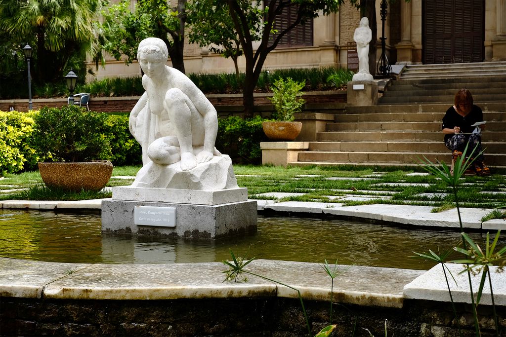 Jardins de la Fundació Julio Muñoz Ramonet (Can Fabra). Dona asseguda, de Josep Dunyach