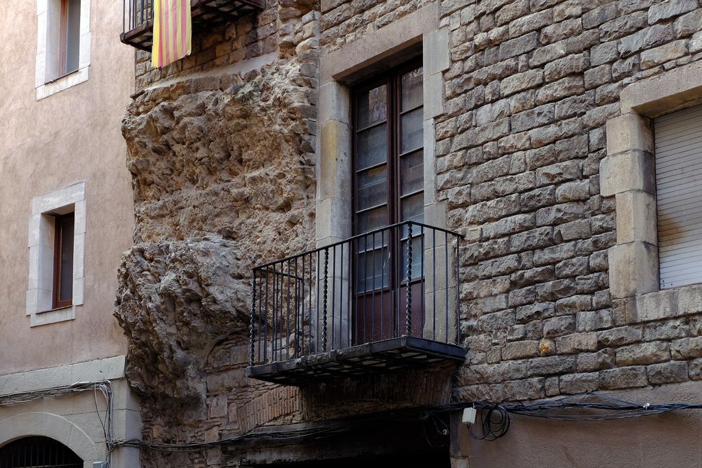 Castell Nou. Detall de la façana amb un balcó