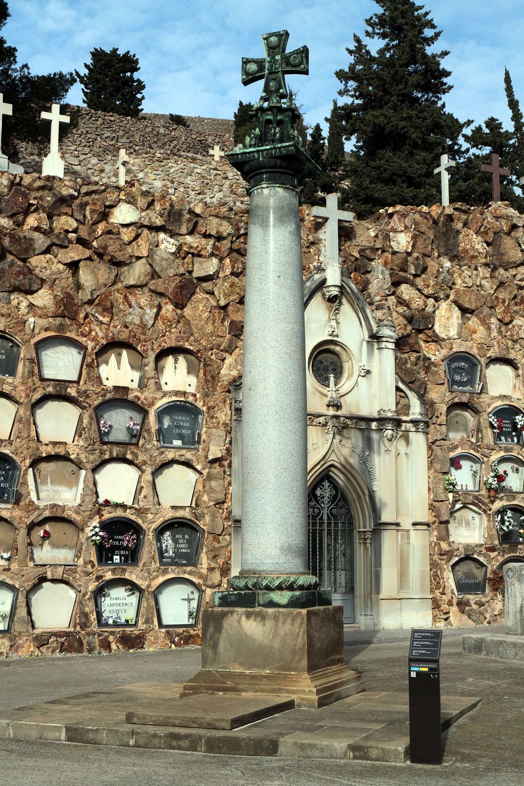 Cementiri de Montjuïc. Tomba amb una columna coronada amb una creu.