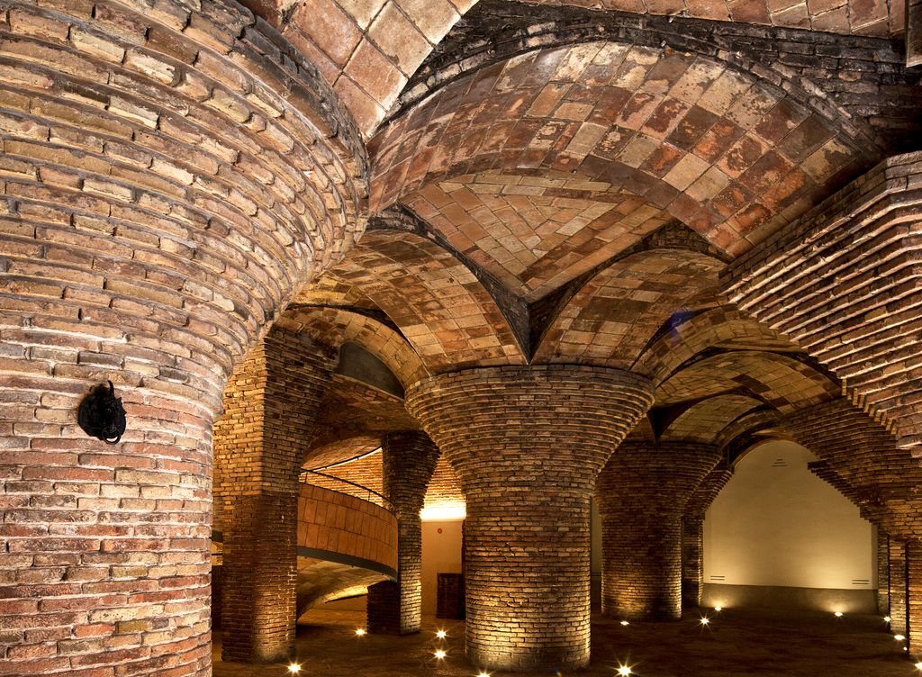 Palau Güell. Columnes fungiformes fetes de maó del soterrani