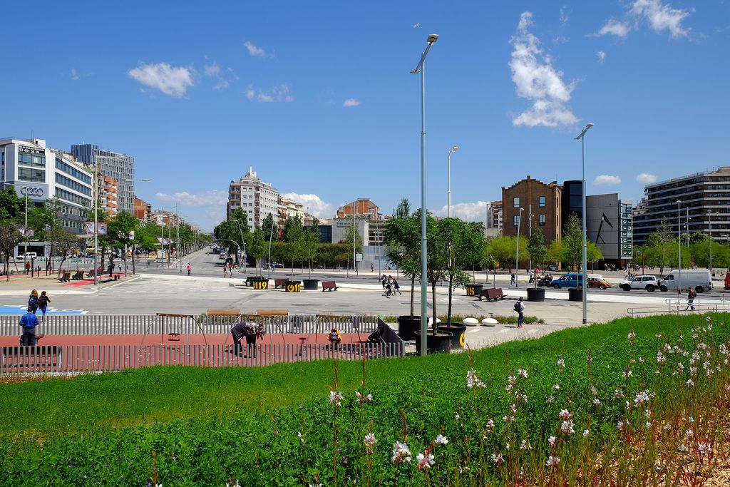 Plaça de les Glòries Catalanes. Zona de jocs infantils