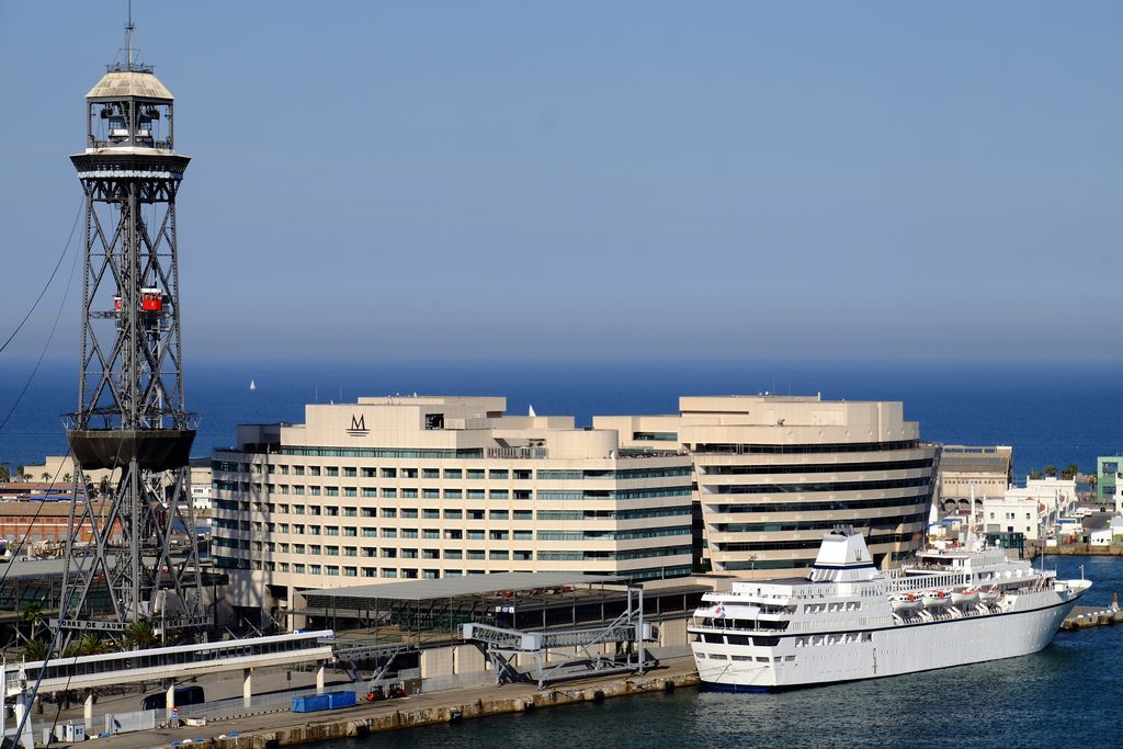 Vista del port de Barcelona amb el World Trade Center i la Torre de Jaume I