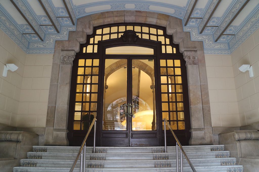 Conservatori Municipal. Escales i porta d'entrada exterior