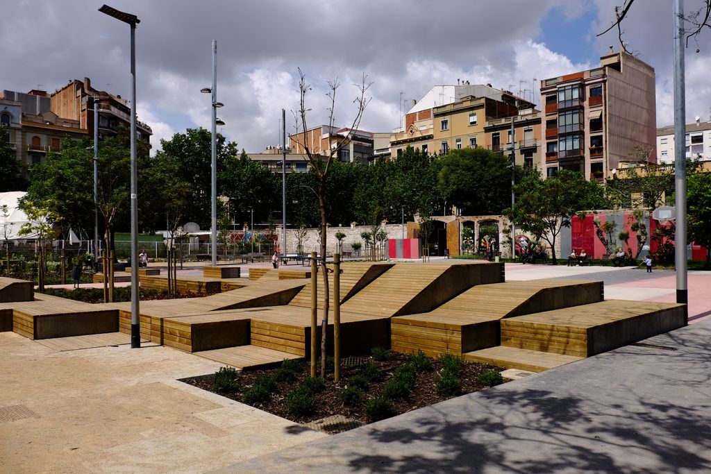 Jardins d'Emma de Barcelona. Mobiliari urbà dissenyat pel despatx EMF i Manel Franch