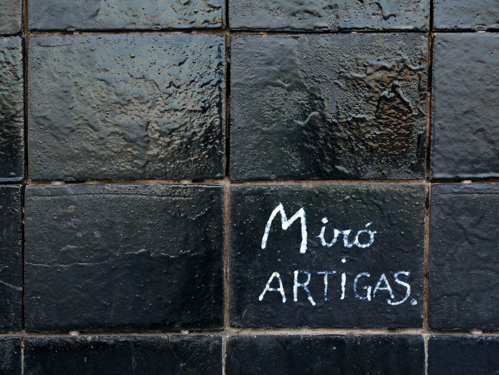 Mural de rajoles ceràmiques de Joan Miró a la Terminal 2 de l'aeroport. Signatures