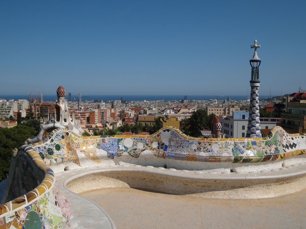 Park Güell. Banc de la plaça de la Natura i vistes de Barcelona