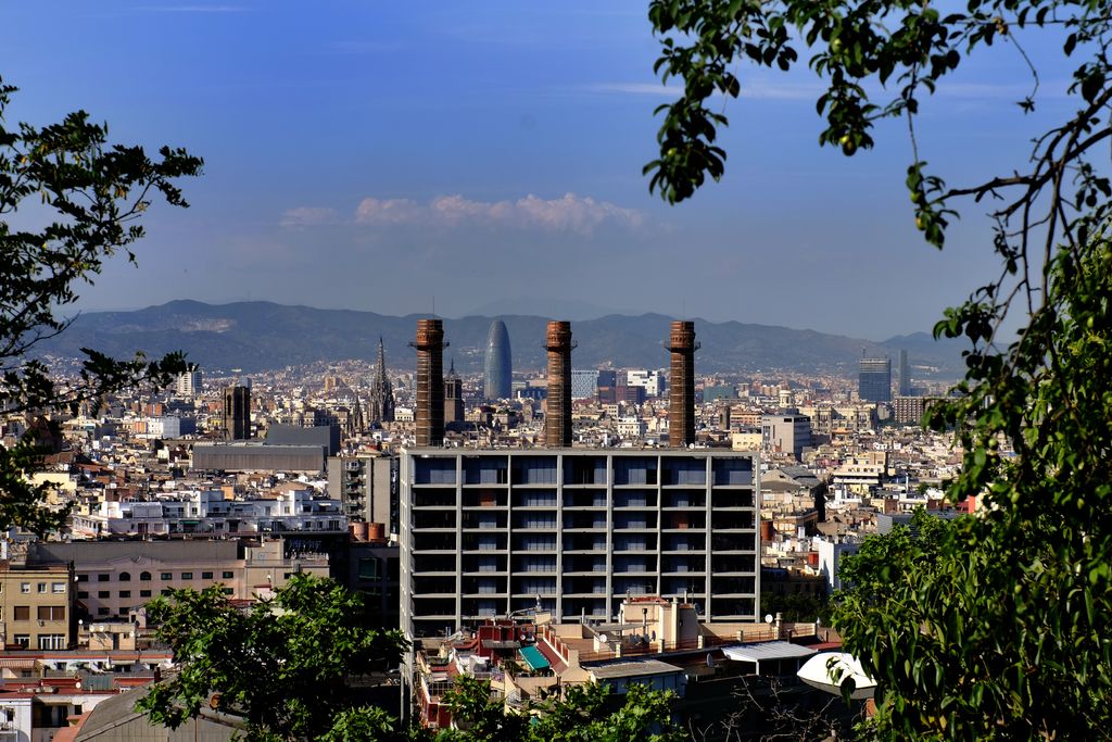 Vista parcial de Barcelona amb les Tres Xemeneies