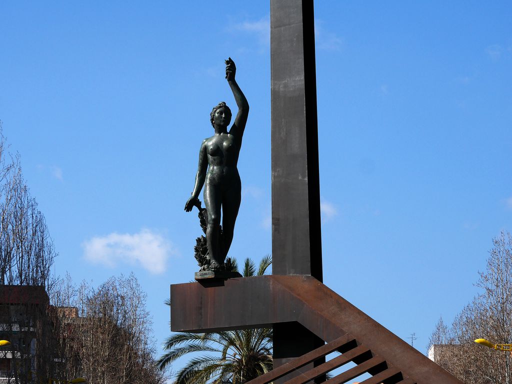 La República (Homenatge a Pi i Maragall). Escultura de Josep Viladomat y estructura abstracta de Helio Piñón y Albert Viaplana