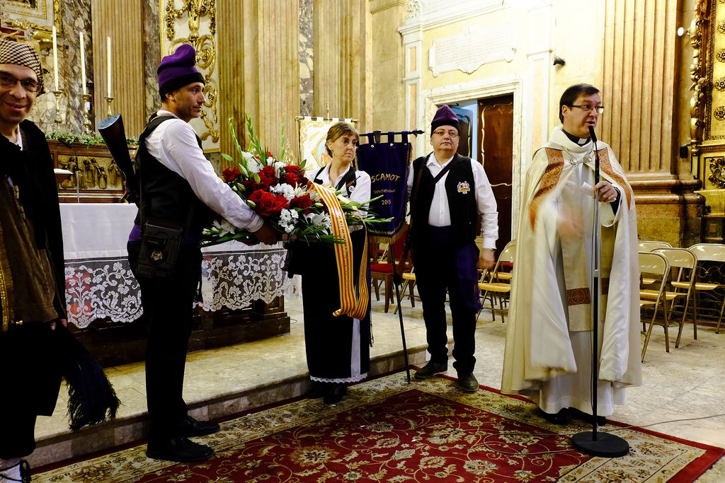 La Mercè 2016. Ofrena dels trabucaires a l'interior de la basílica de la Mercè