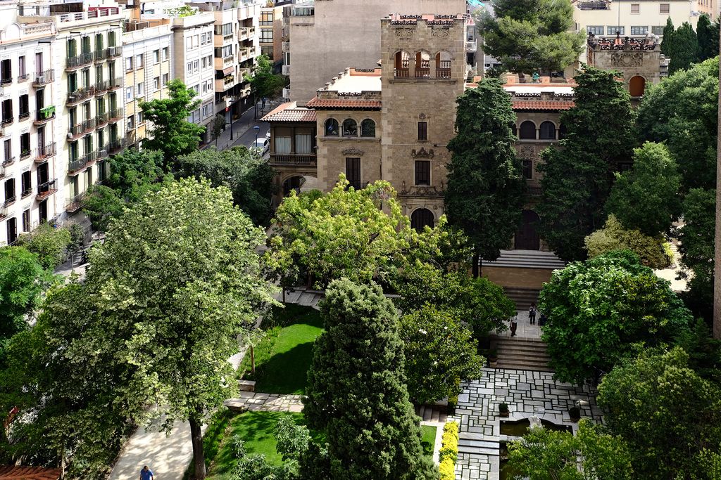 Jardins de la Fundació Julio Muñoz Ramonet (Can Fabra). Vista aèria del jardí i del Palau del Marquès d'Alella
