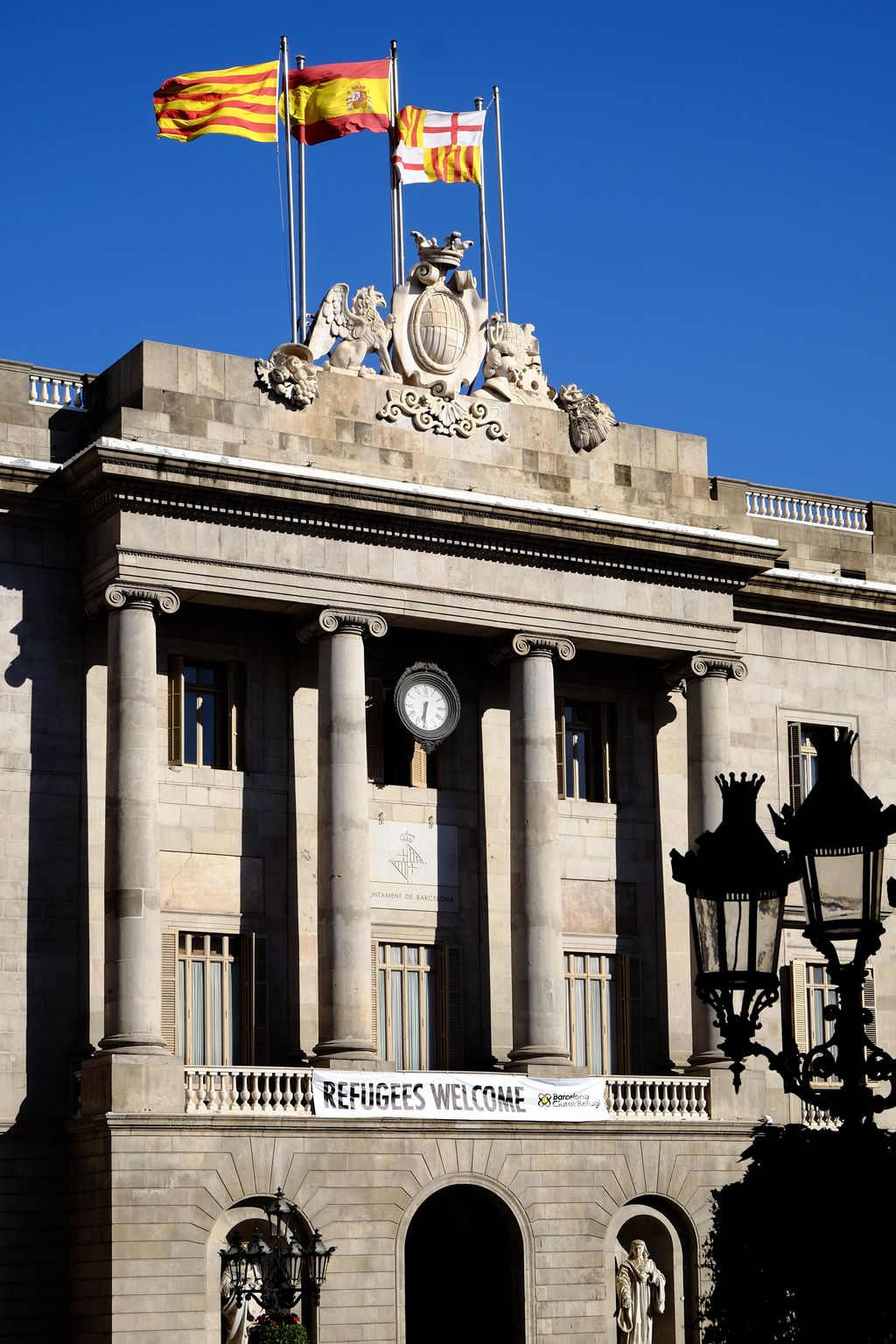 Façana de l'Ajuntament de Barcelona amb la pancarta "Refugees welcome"