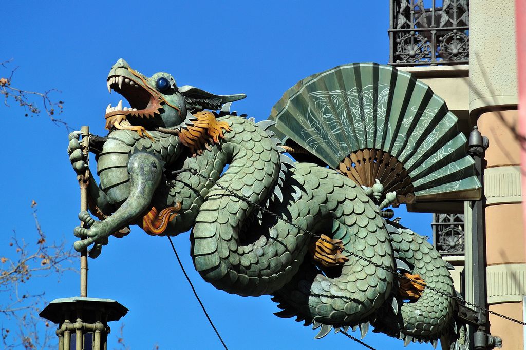 Casa Bruno Cuadros. Detall de l'escultura del drac