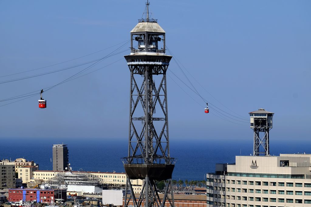 Vistes del telefèric i del port de Barcelona des del Mirador del Poble-sec. Torres del telefèric