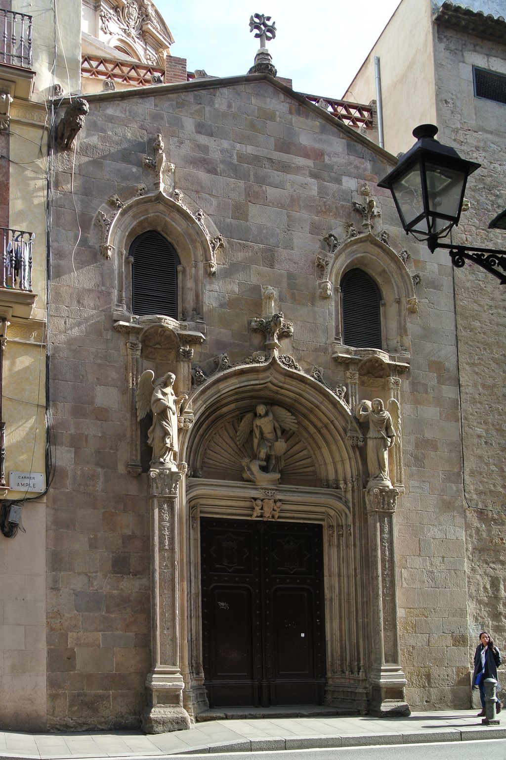 Basílica de la Mercè. Porta lateral decorada amb escultures d'àngels