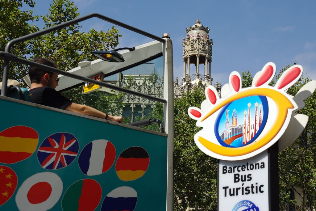 Casa Lleó Morera. Bus turístic amb el templet de la casa al fons