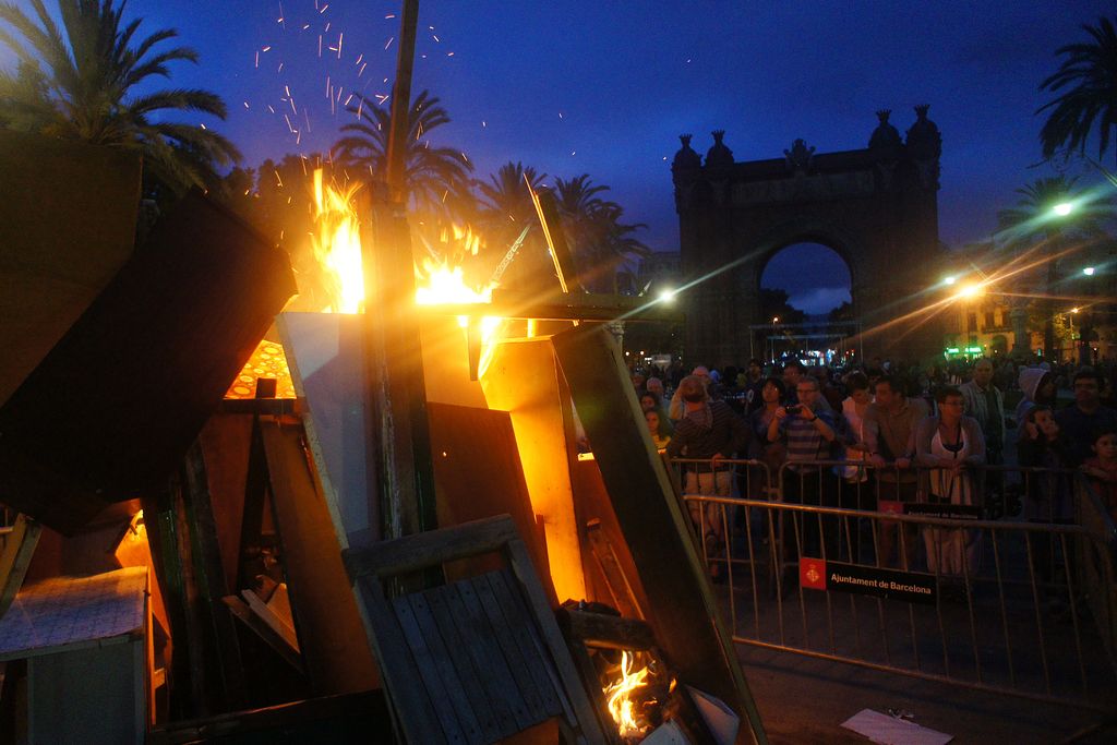 Revetlla de Sant Joan. Foguera a l'Arc de Triomf