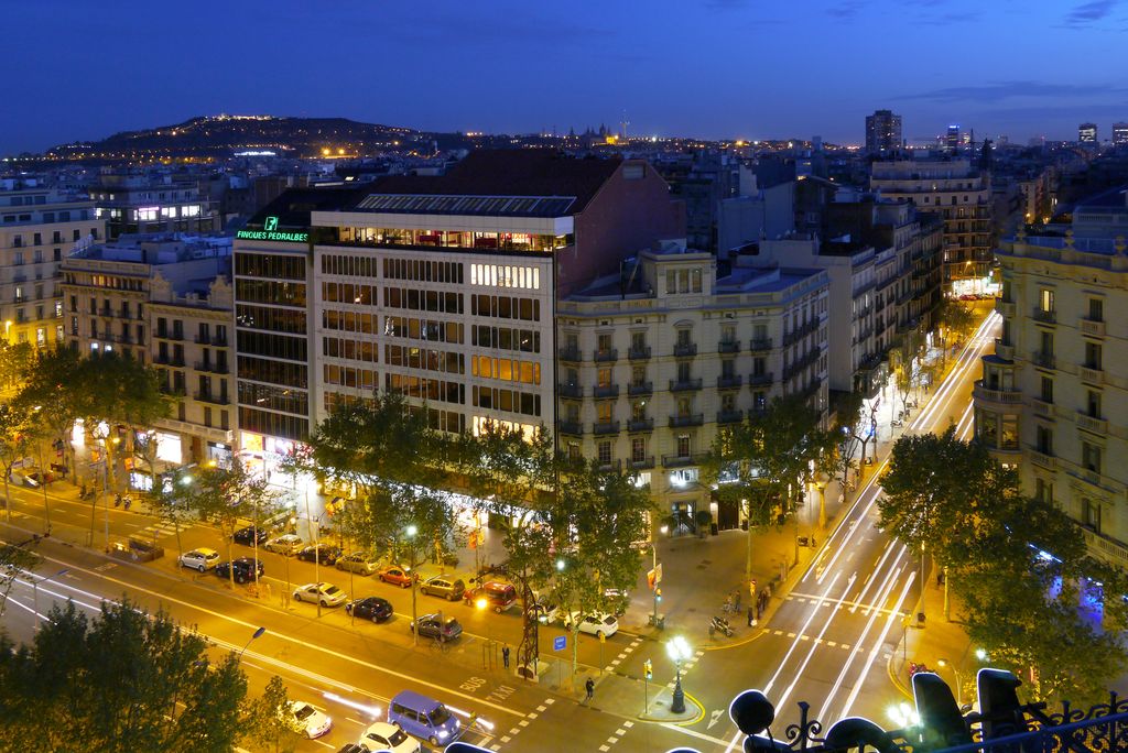 Cruïlla de passeig de Gràcia amb carrer de València a la nit