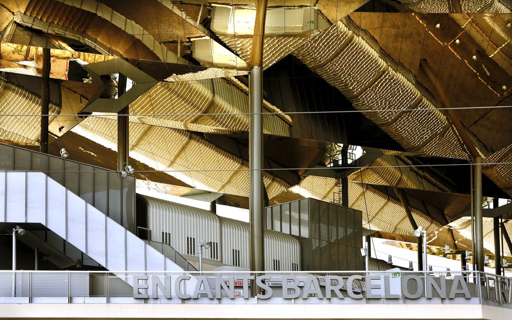 Mercat Encants Vells. Coberta i rètol "Encants Barcelona"