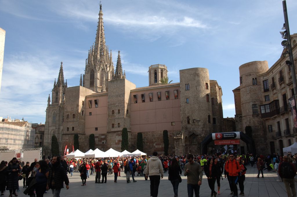 Caminada solidària de Sant Joan de Déu. Estands davant la Catedral de Barcelona