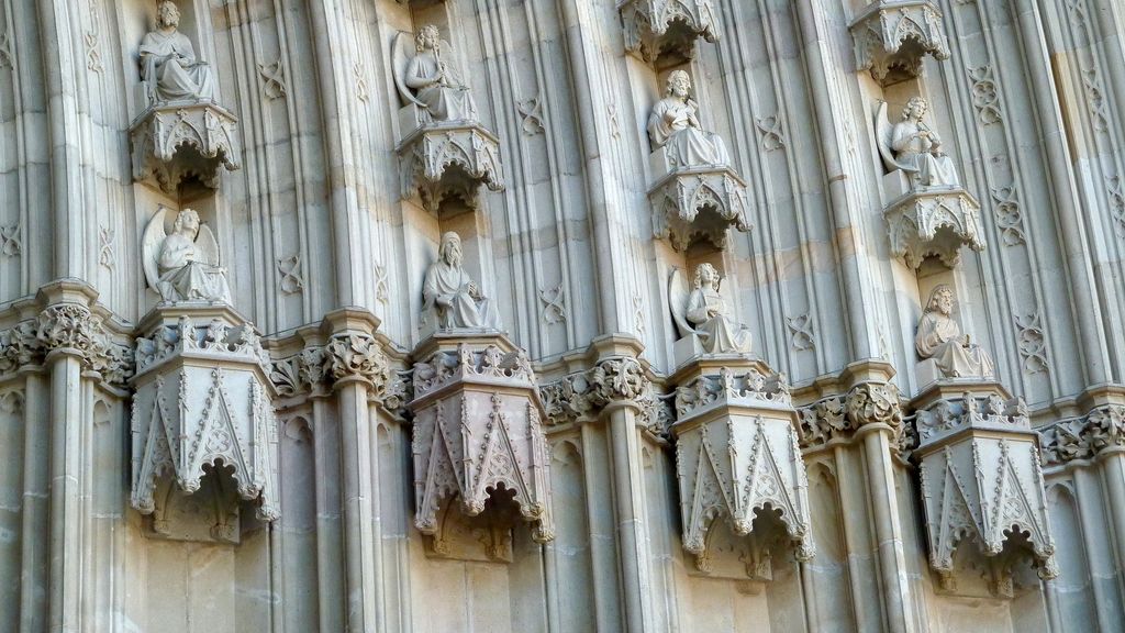 Arquivoltes de la porta principal de la Catedral de Barcelona amb escultures d'àngels, profetes i reis