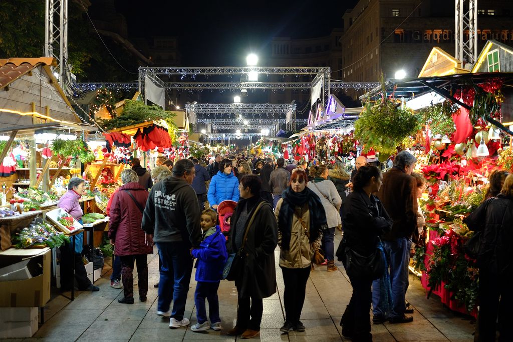 Fira de Santa Llúcia de nit. Visitants mirant les parades