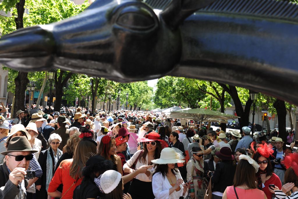 10a Passejada amb Barret. Concentració a La girafa coqueta (escultura)