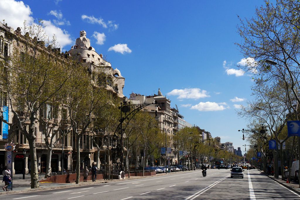 Passeig de Gràcia des del cantó muntanya amb vistes de la Pedrera