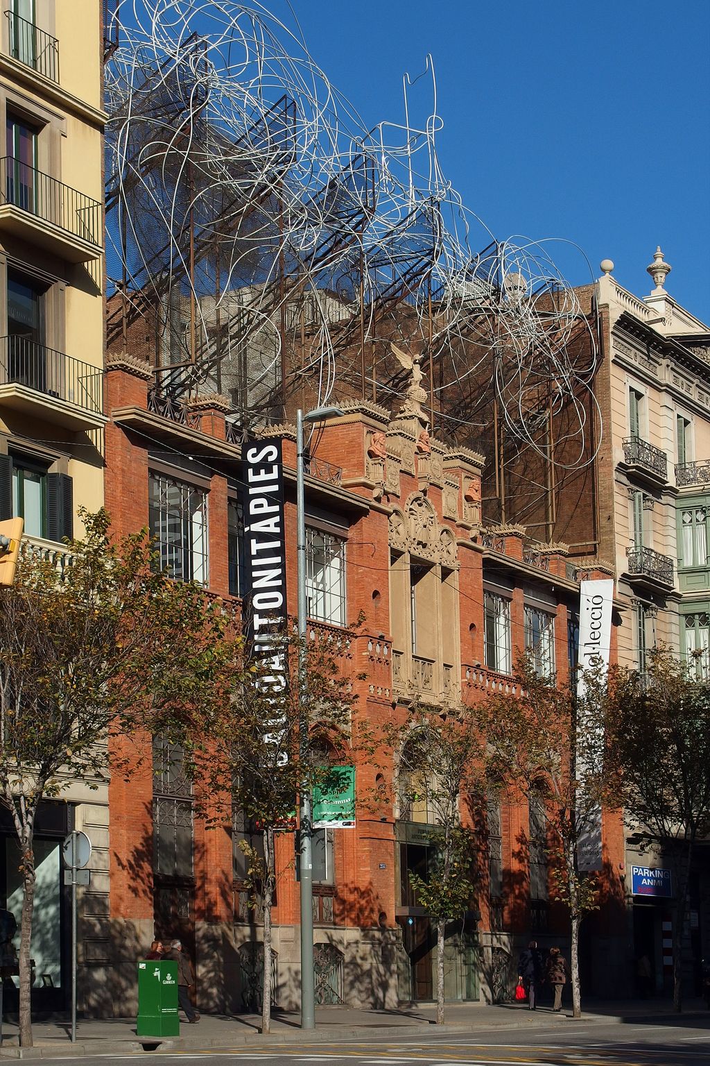 Fundació Antoni Tàpies. Façana amb el rètol