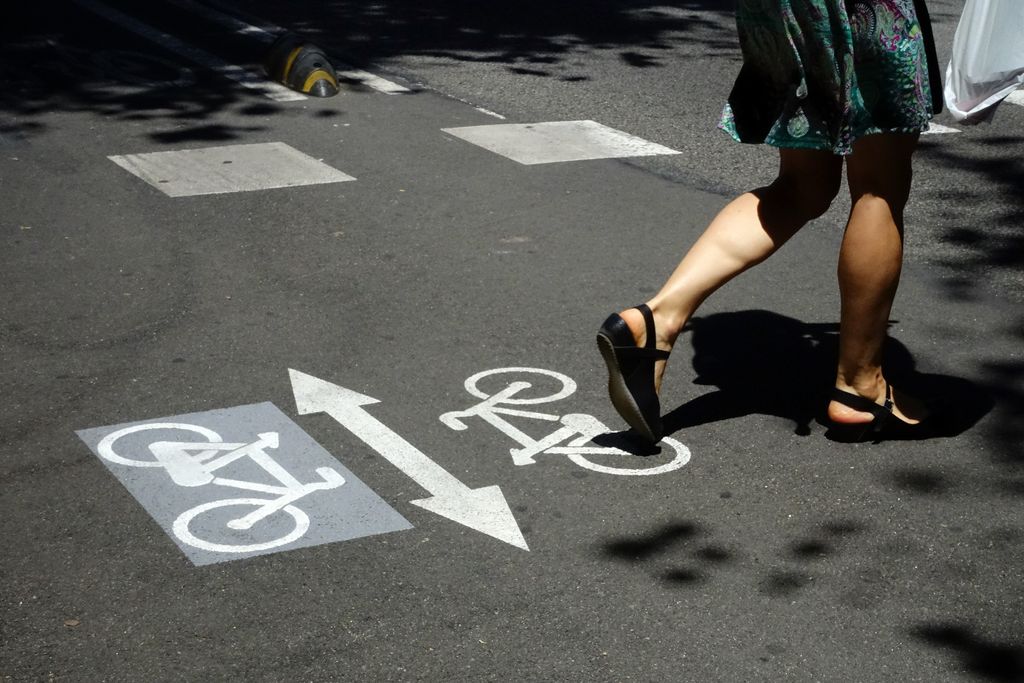 Carril bici al carrer de Girona. Vianant